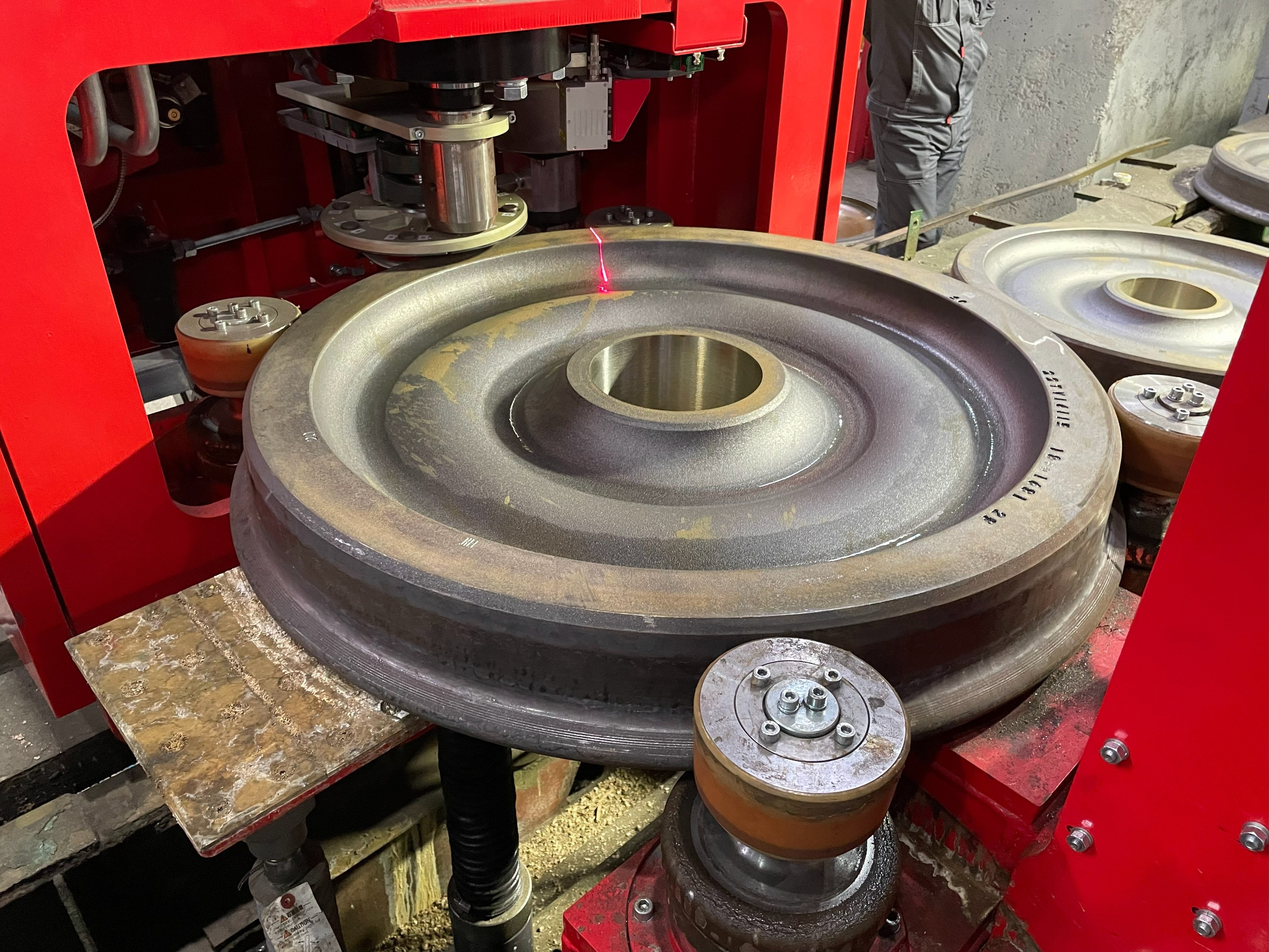 Процесс клеймения колеса